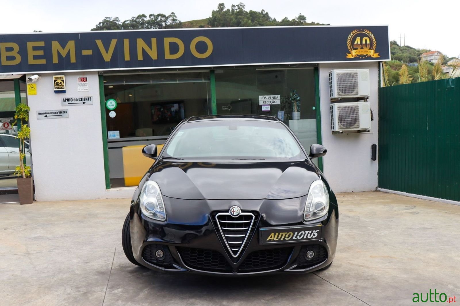 2011' Alfa Romeo Giulietta photo #1