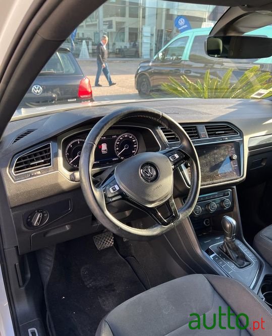 2018' Volkswagen Tiguan photo #3