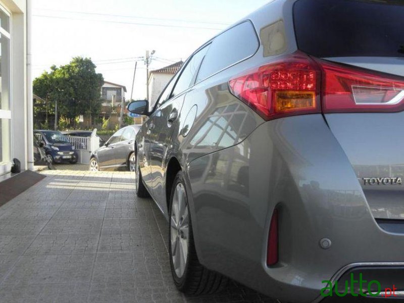 2014' Toyota Auris Touring Sports photo #1