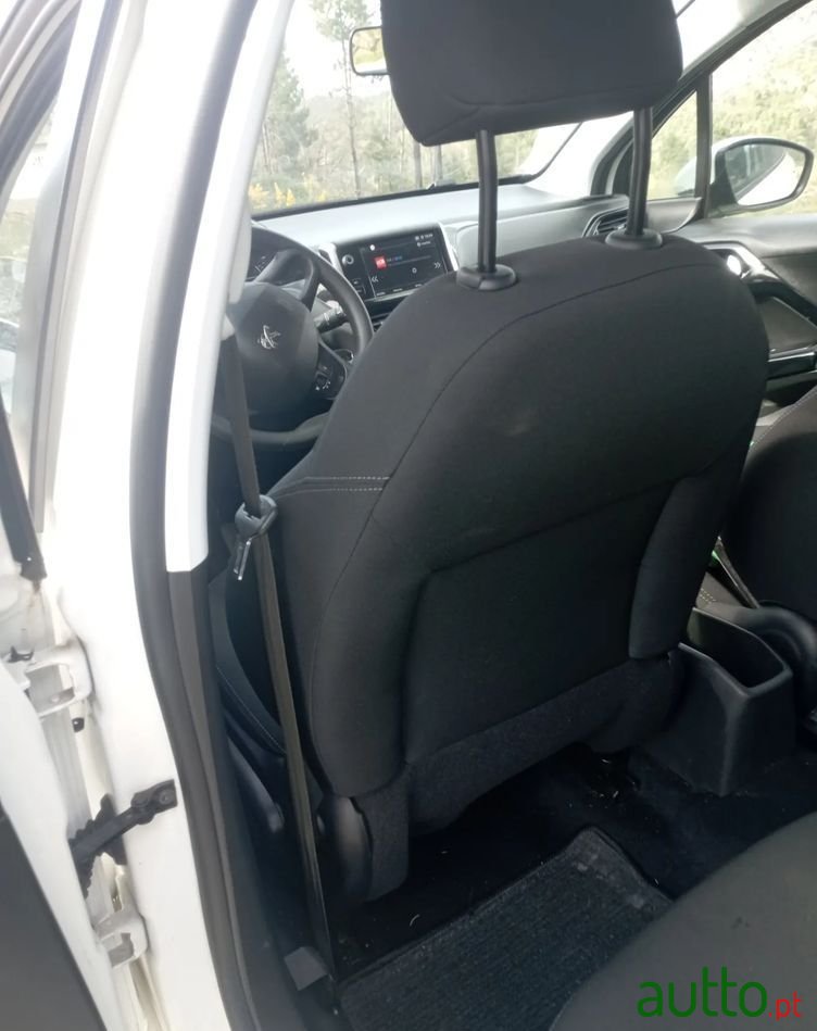 2019' Peugeot 208 photo #6