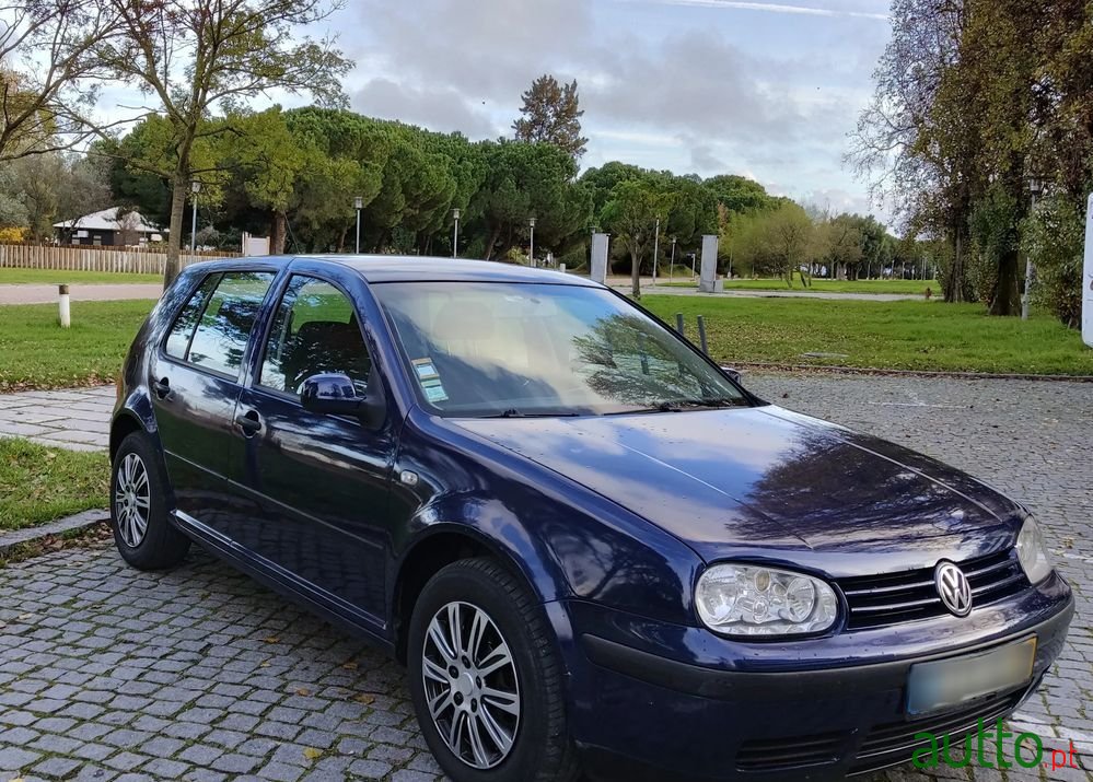 2002' Volkswagen Golf photo #1