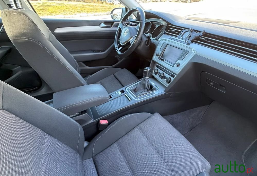 2016' Volkswagen Passat photo #6