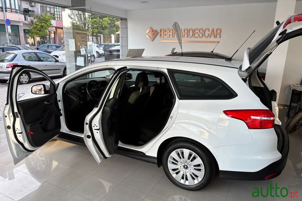 2014' Ford Focus Sw photo #4