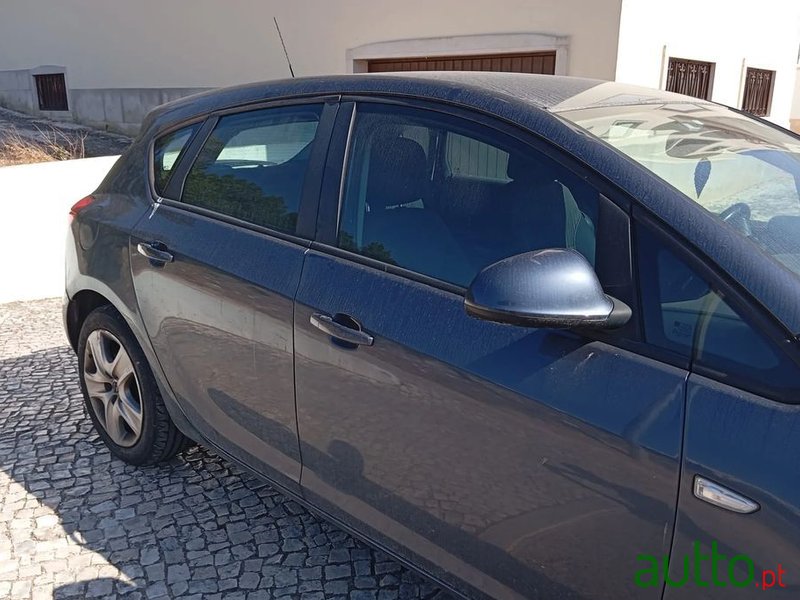 2010' Opel Astra photo #4