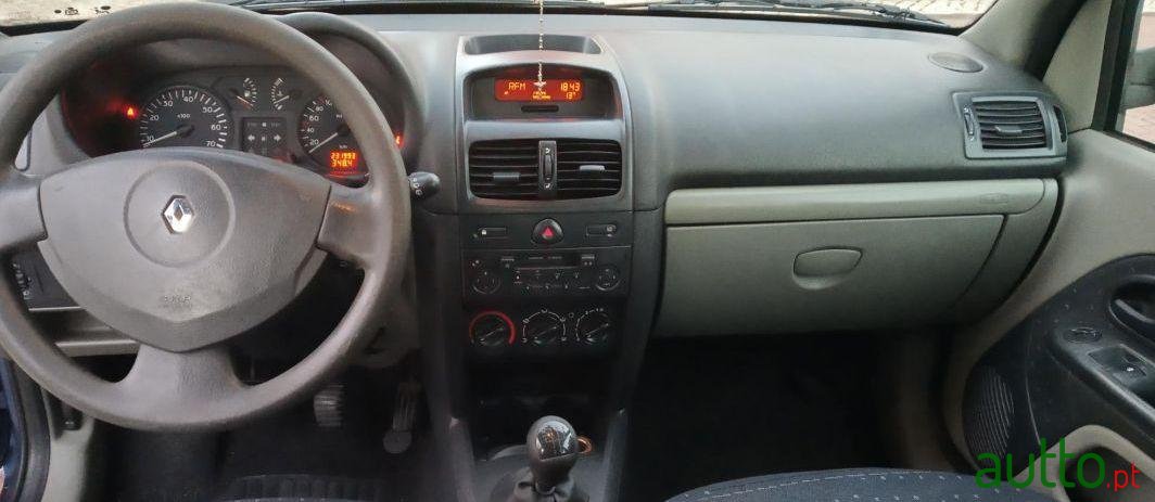 2001' Renault Clio photo #2