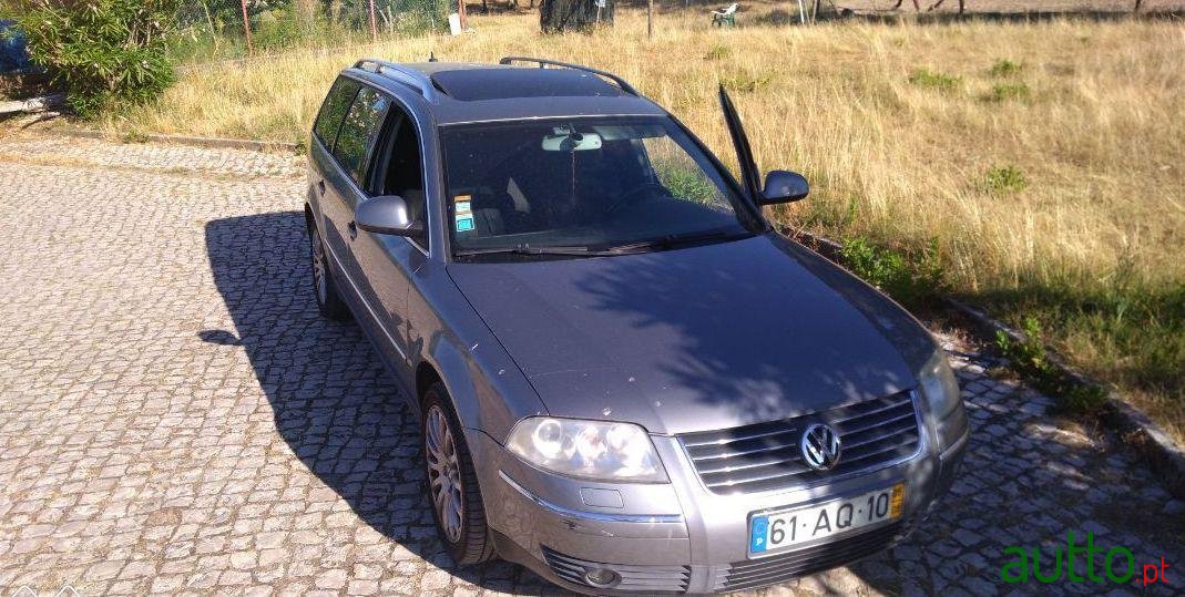 2005' Volkswagen Passat Variant photo #2