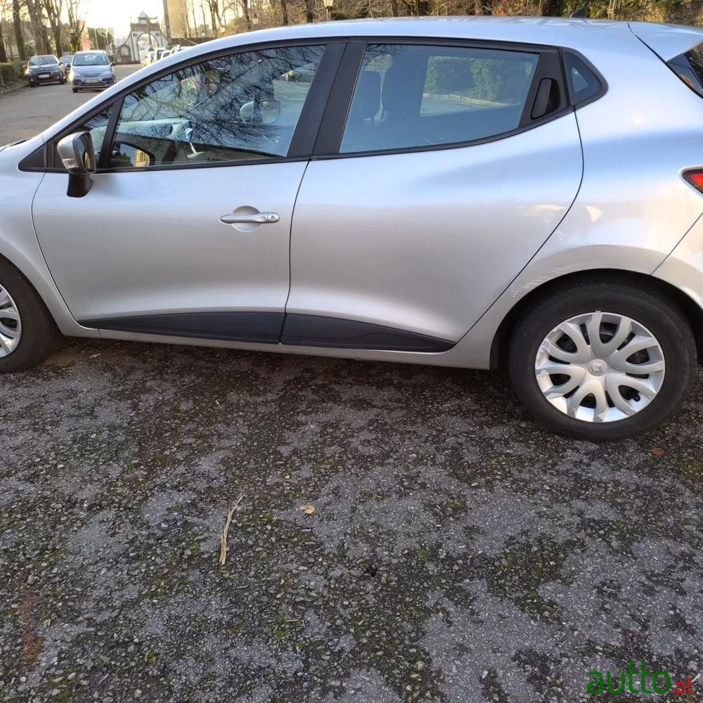 2013' Renault Clio photo #2