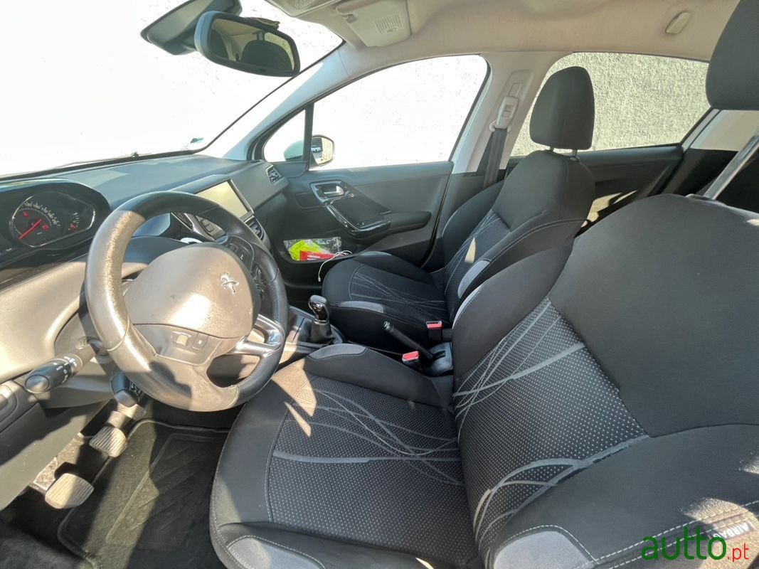 2013' Peugeot 208 photo #6