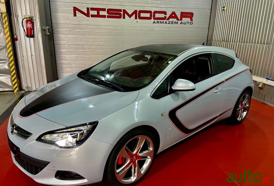 2011' Opel Astra Gtc photo #1