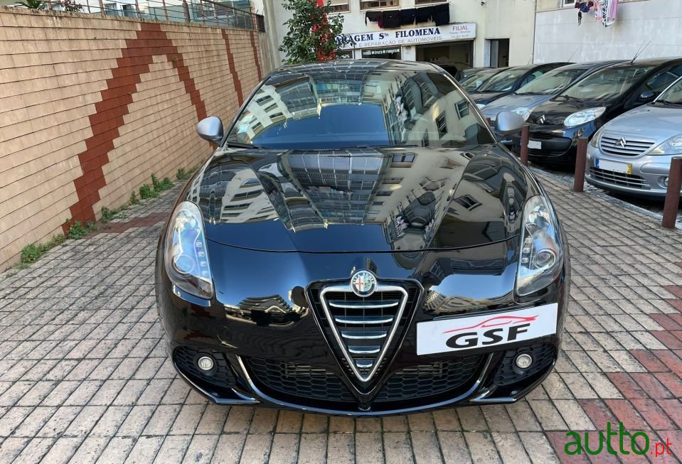 2013' Alfa Romeo Giulietta photo #2