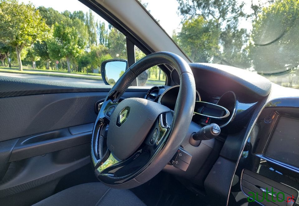 2014' Renault Clio photo #2