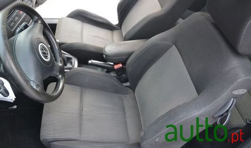 2001' Volkswagen Golf photo #4