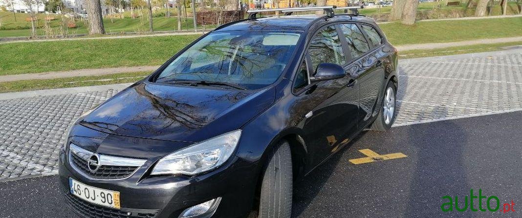 2011' Opel Astra Sports Tourer photo #2