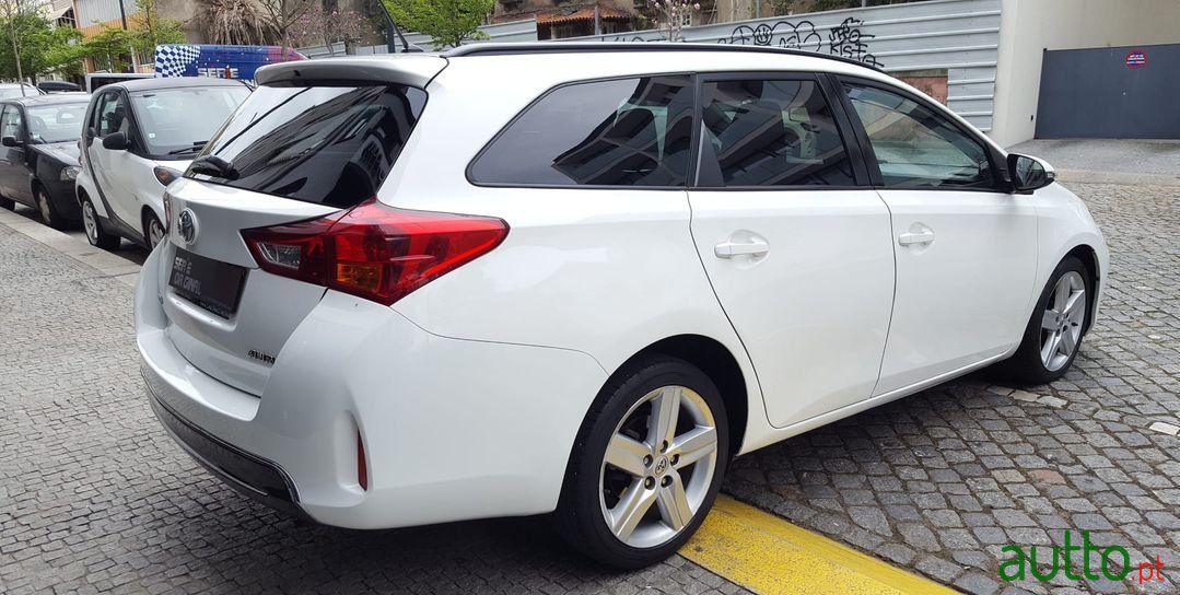 2013' Toyota Auris Touring Sports photo #6