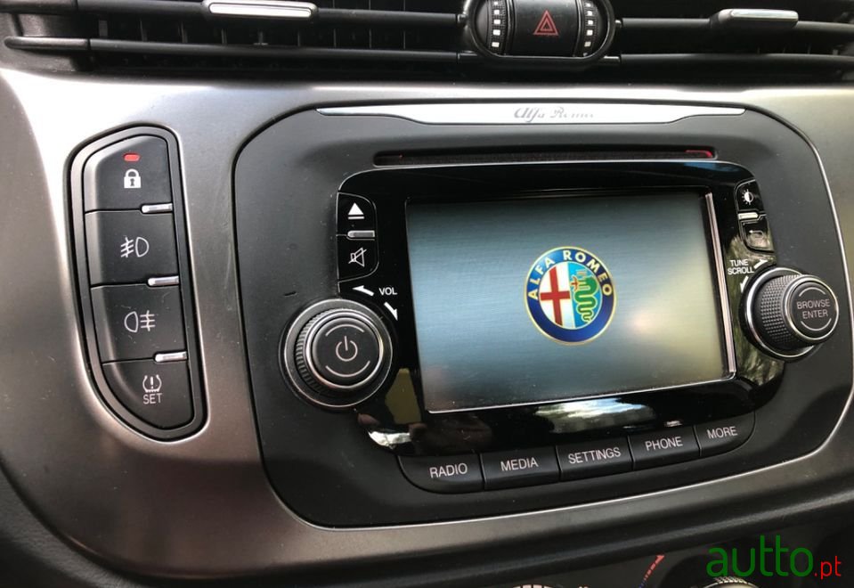 2015' Alfa Romeo Giulietta photo #5