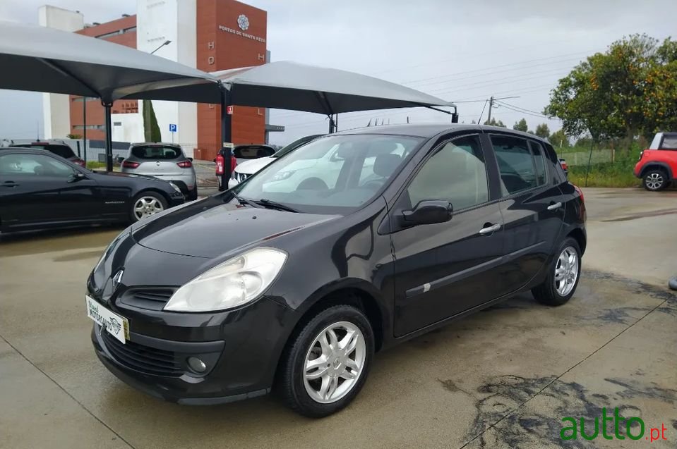 2008' Renault Clio photo #3