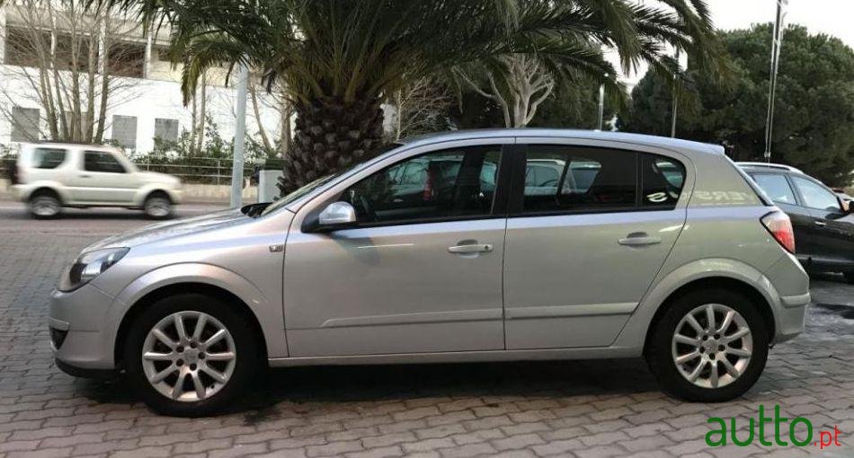2005' Opel Astra photo #2