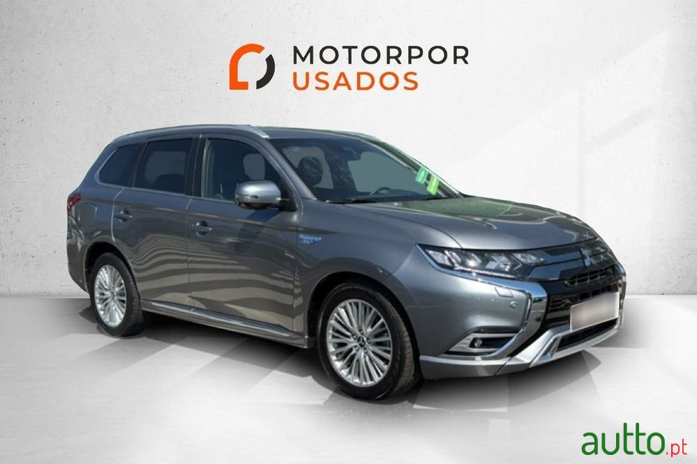 2020' Mitsubishi Outlander photo #3