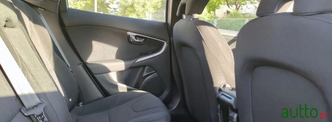 2018' Volvo V40 Cross Country photo #3