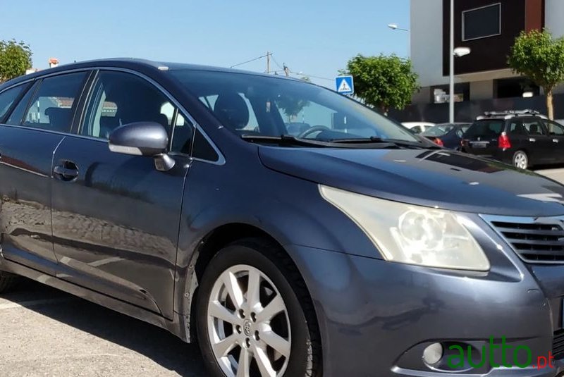 2010' Toyota Avensis Sw photo #2