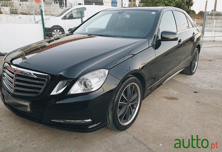 2012' Mercedes-Benz E-200 photo #2