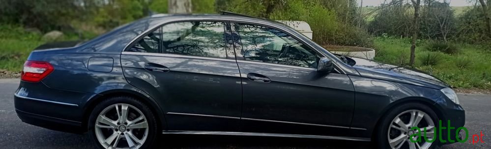 2012' Mercedes-Benz E 300 photo #2