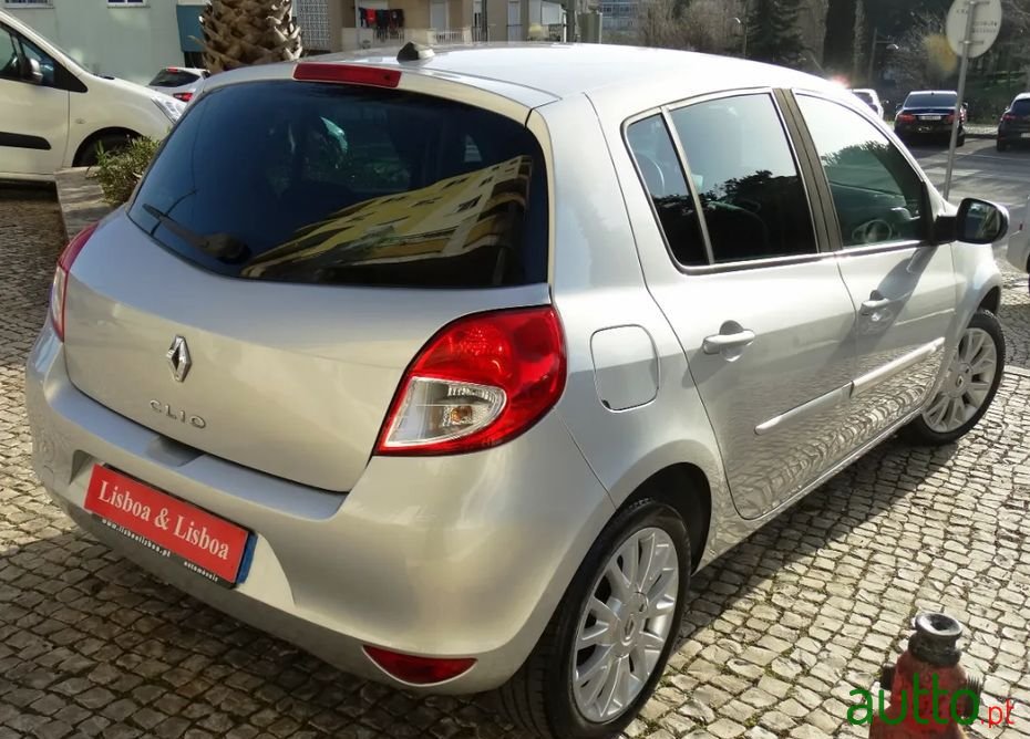 2011' Renault Clio photo #3