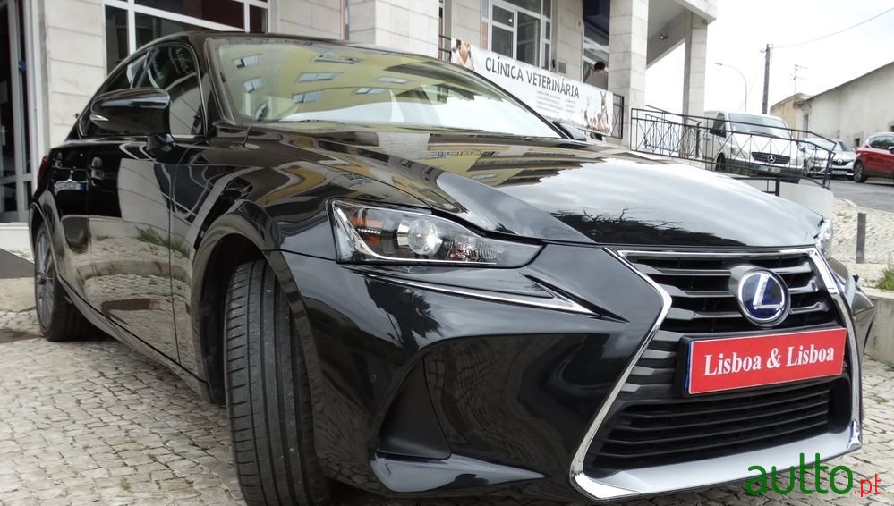 2017' Lexus IS photo #2