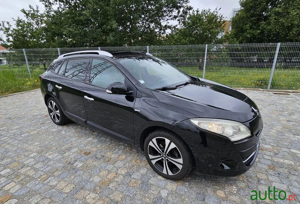 2011' Renault Megane Sport Tourer photo #1