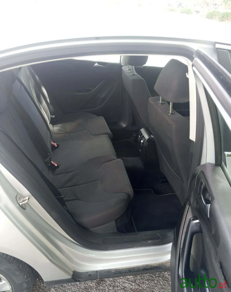 2009' Volkswagen Passat photo #4