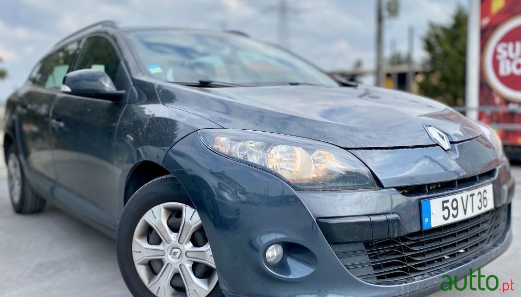 2011' Renault Megane Sport Tourer photo #3