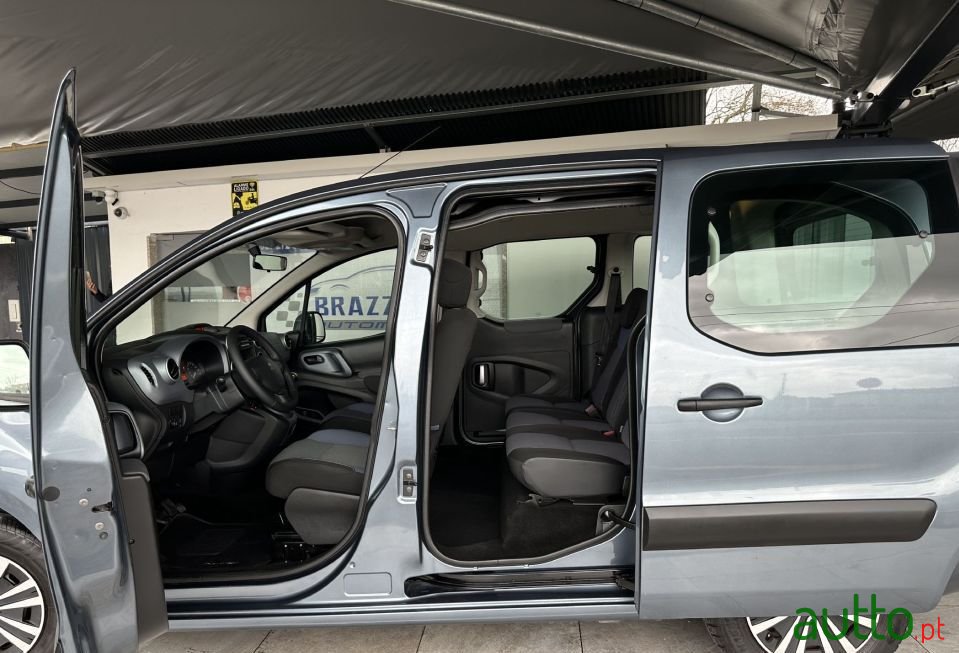 2012' Peugeot Partner photo #5