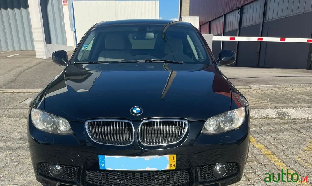 2011' BMW 320 photo #1