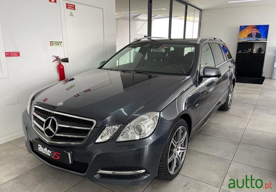 2012' Mercedes-Benz E-220 photo #1