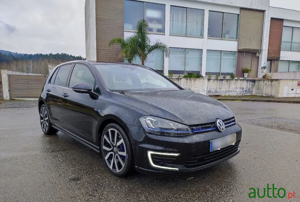 2015' Volkswagen Golf photo #3