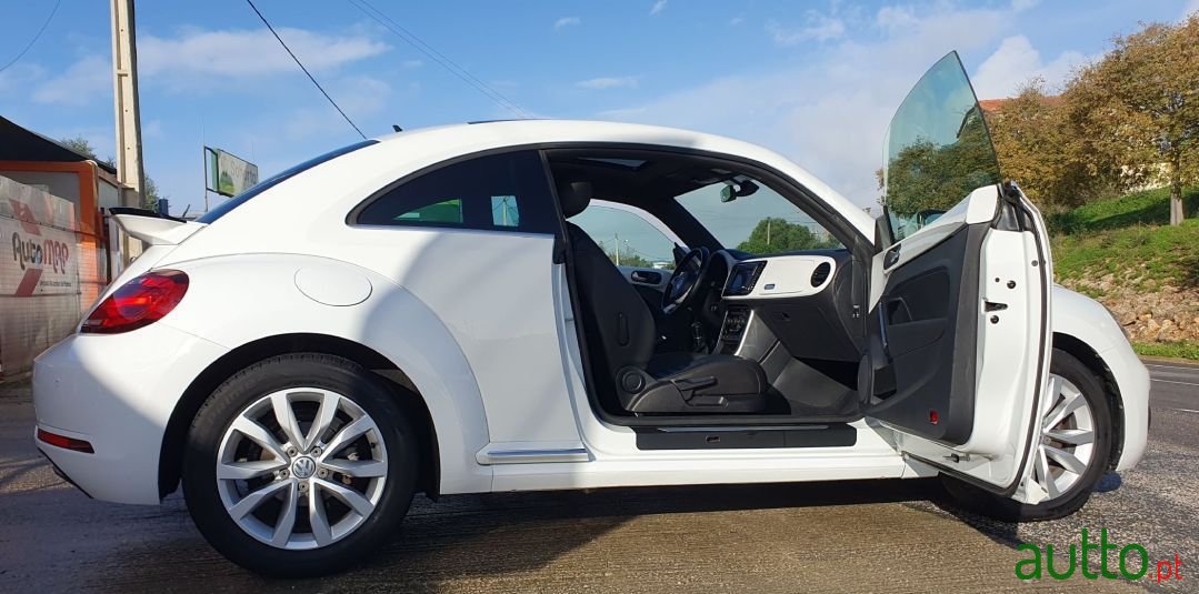 2018' Volkswagen New Beetle photo #3