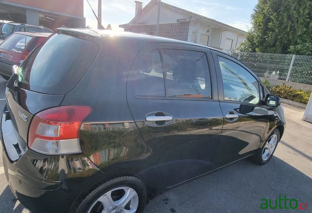 2010' Toyota Yaris photo #3