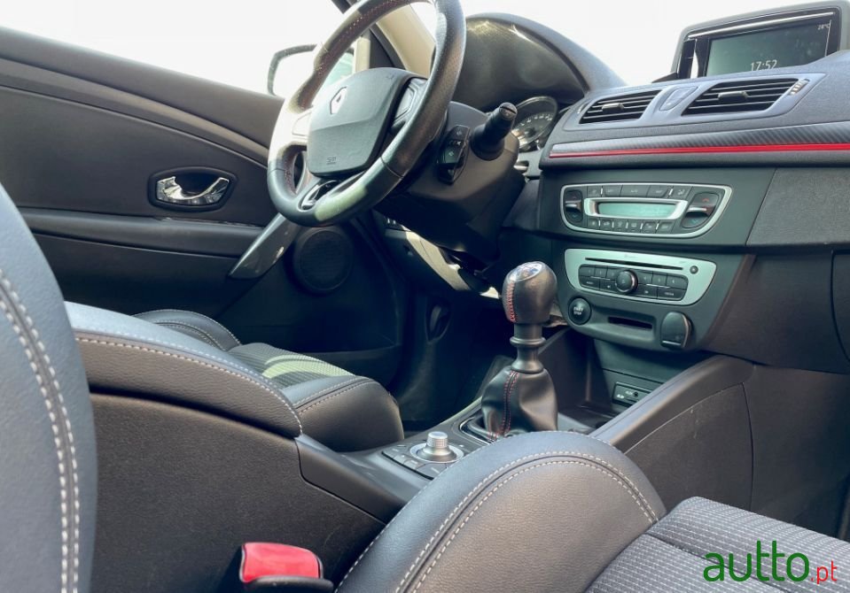 2015' Renault Megane Sport Tourer photo #6