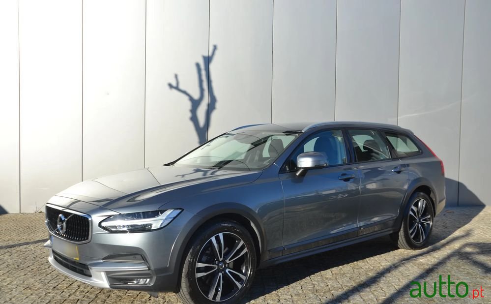2019' Volvo V90 Cross Country photo #2