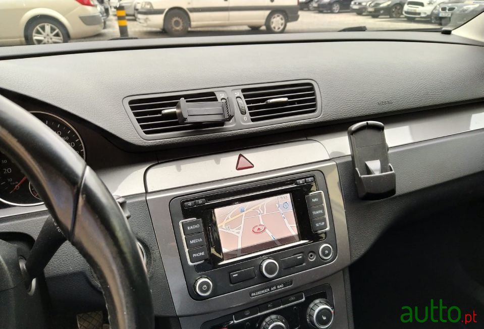 2010' Volkswagen Passat photo #4