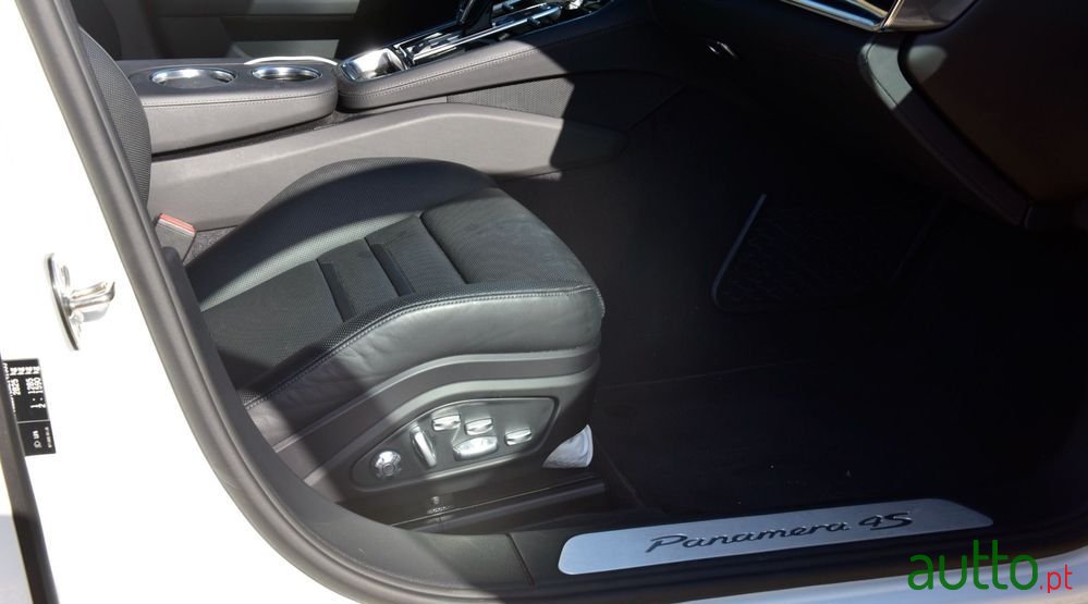 2021' Porsche Panamera photo #3