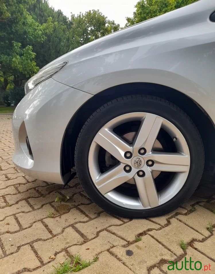 2015' Toyota Auris Touring Sports photo #2