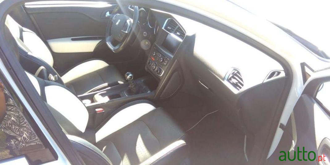 2011' Citroen DS4 photo #3