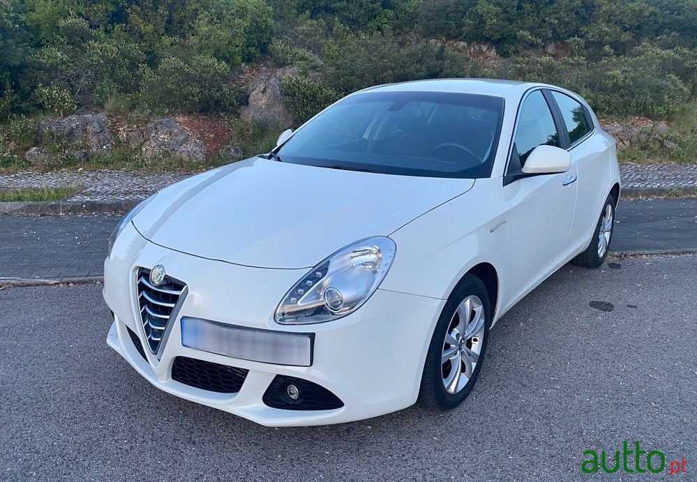 2012' Alfa Romeo Giulietta photo #1