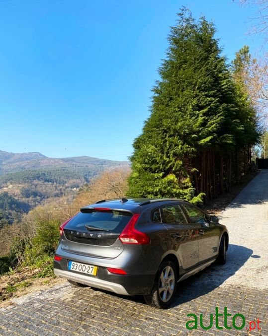 2013' Volvo V40 Cross Country photo #4