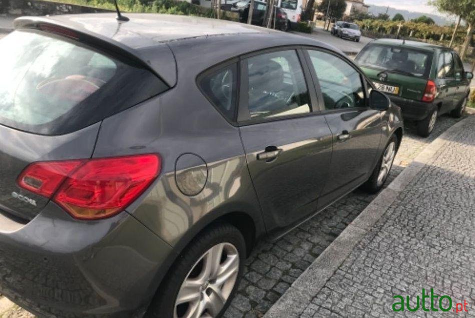 2010' Opel Astra photo #3