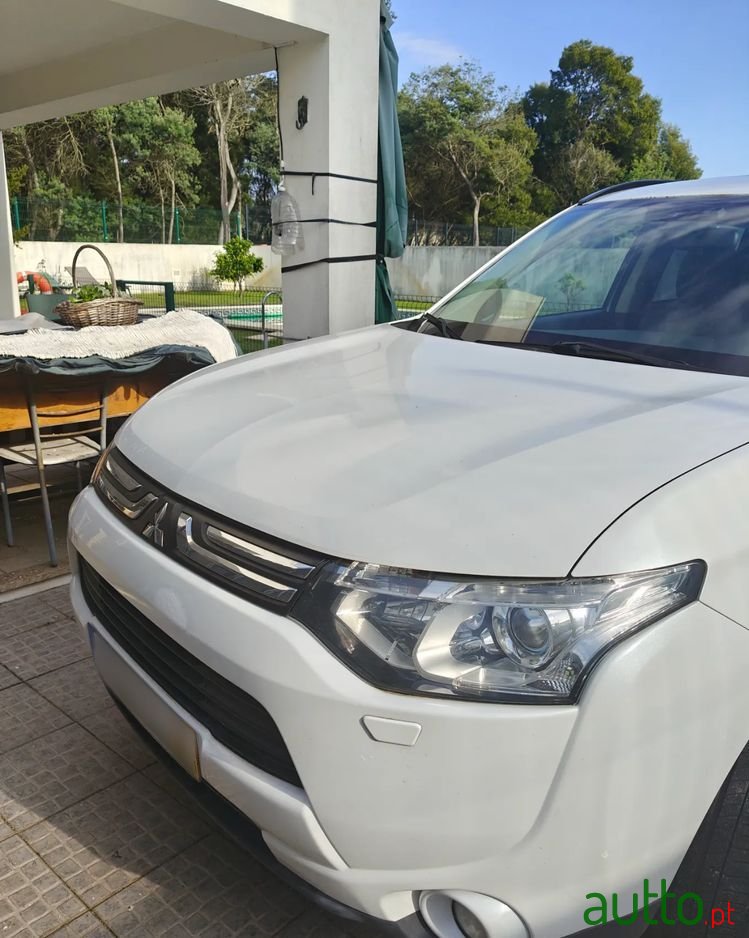 2013' Mitsubishi Outlander 2.2 Di-D Instyle photo #3