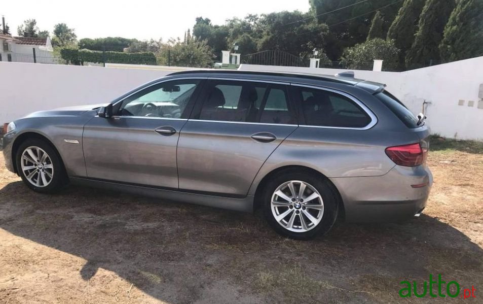 2017' BMW 520 Touring photo #2
