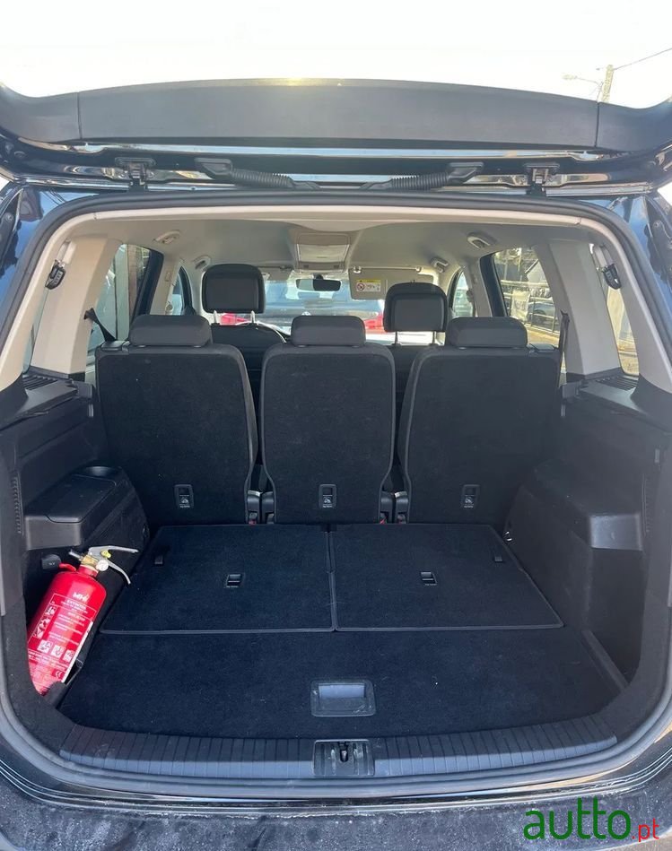 2017' Volkswagen Touran Confortline photo #6