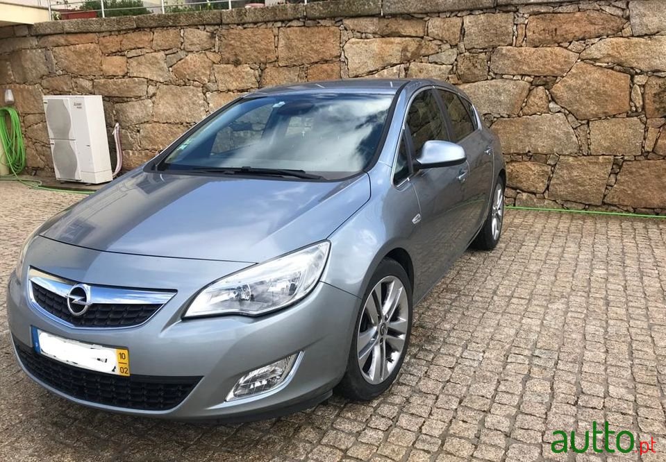 2010' Opel Astra photo #2